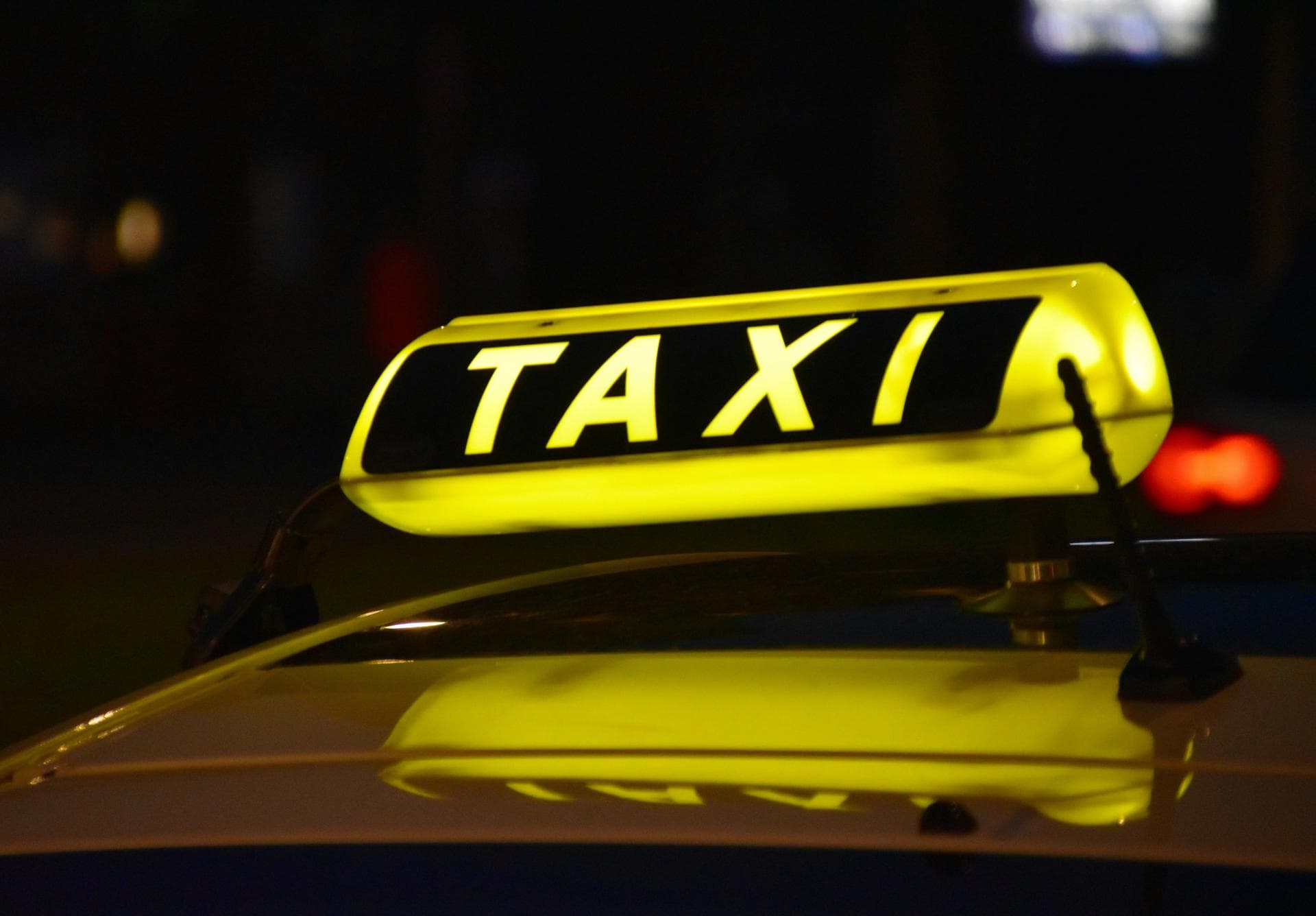 Enseigne taxi illuminée la nuit à Strasbourg